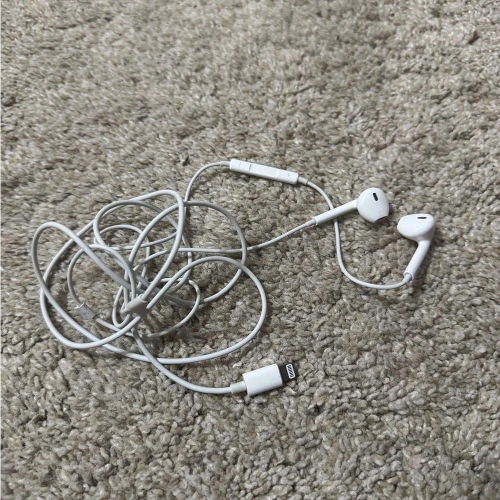 Apple EarPods with Lightning Connector in white